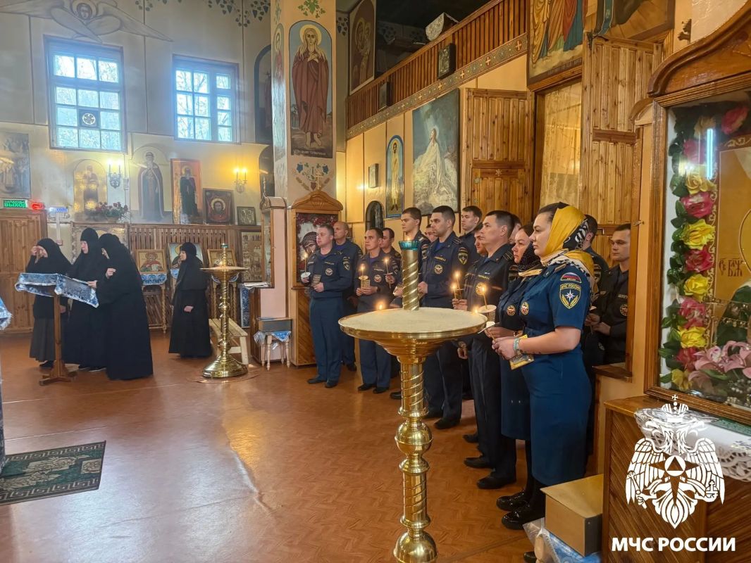 Чтим всем гарнизоном. Пожарные и спасатели со всей Республики Коми присоединились к светлому православному празднику Дня иконы Божией Матери «Неопалимая Купина» Чтим всем гарнизоном. Пожарные и спасатели со всей Республики Коми присоединились к светлому православному празднику Дня иконы Божией Матери «Неопалимая Купина»