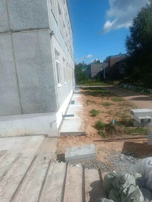 В Зеленецкой школе Сыктывдинского района продолжается капитальный ремонт В Зеленецкой школе Сыктывдинского района продолжается капитальный ремонт