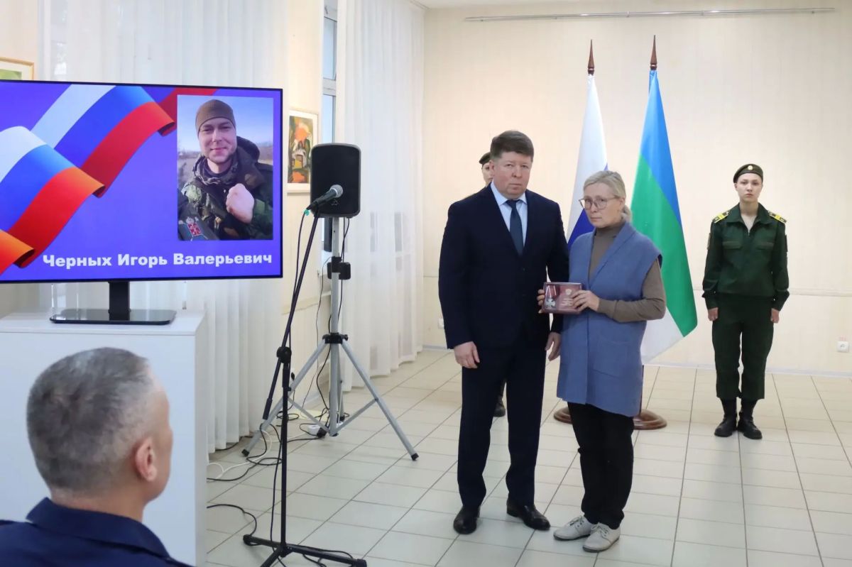 В Сыктывкаре прошла церемония передачи государственных наград семьям героев, погибших в ходе специальной военной операции В Сыктывкаре прошла церемония передачи государственных наград семьям героев, погибших в ходе специальной военной операции