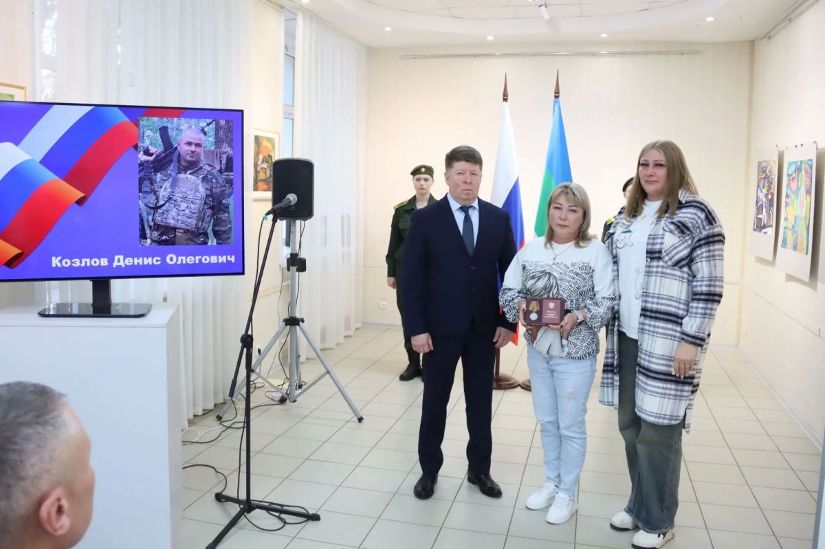 В Сыктывкаре прошла церемония передачи государственных наград семьям героев, погибших в ходе специальной военной операции В Сыктывкаре прошла церемония передачи государственных наград семьям героев, погибших в ходе специальной военной операции
