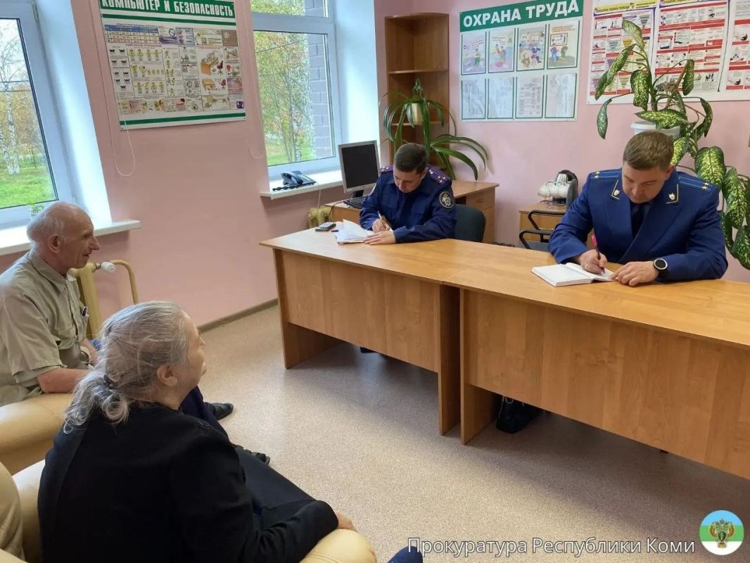 Прокурор Сысольского района Павел Горбунов и руководитель межрайонного следственного отдела Следственного комитета Алексей Артеев провели личный прием инвалидов в Сысольском доме социального обслуживания Прокурор Сысольского района Павел Горбунов и руководитель межрайонного следственного отдела Следственного комитета Алексей Артеев провели личный прием инвалидов в Сысольском доме социального обслуживания