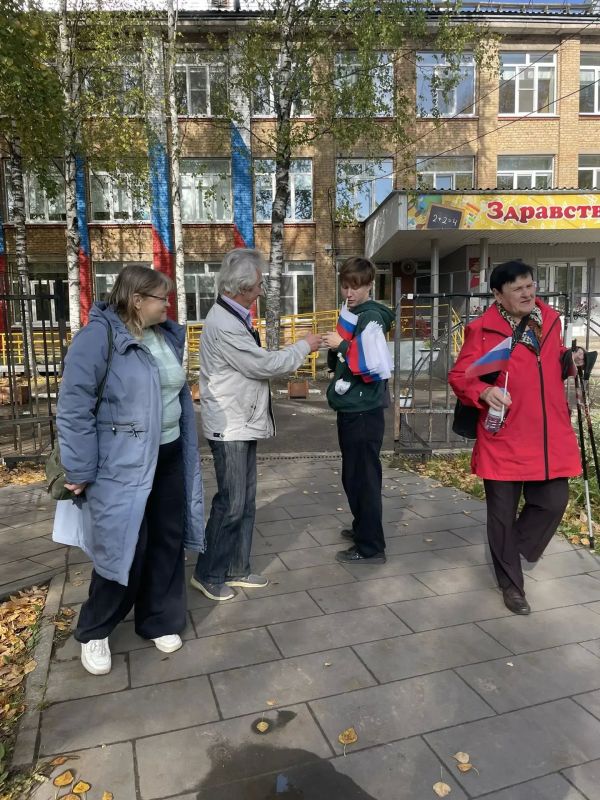 Сегодня на избирательных участках Сыктывкара прошла акция: всем желающим раздавали флажки с российским триколором на память Сегодня на избирательных участках Сыктывкара прошла акция: всем желающим раздавали флажки с российским триколором на память
