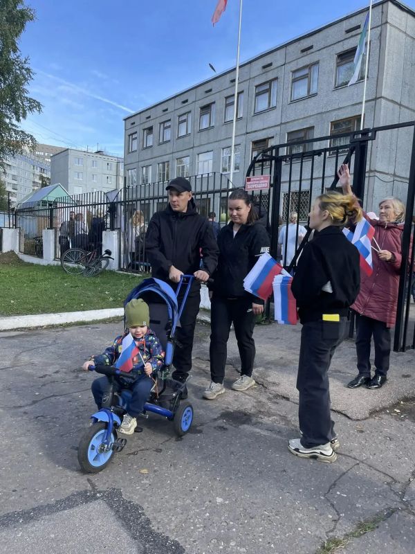 Сегодня на избирательных участках Сыктывкара прошла акция: всем желающим раздавали флажки с российским триколором на память Сегодня на избирательных участках Сыктывкара прошла акция: всем желающим раздавали флажки с российским триколором на память
