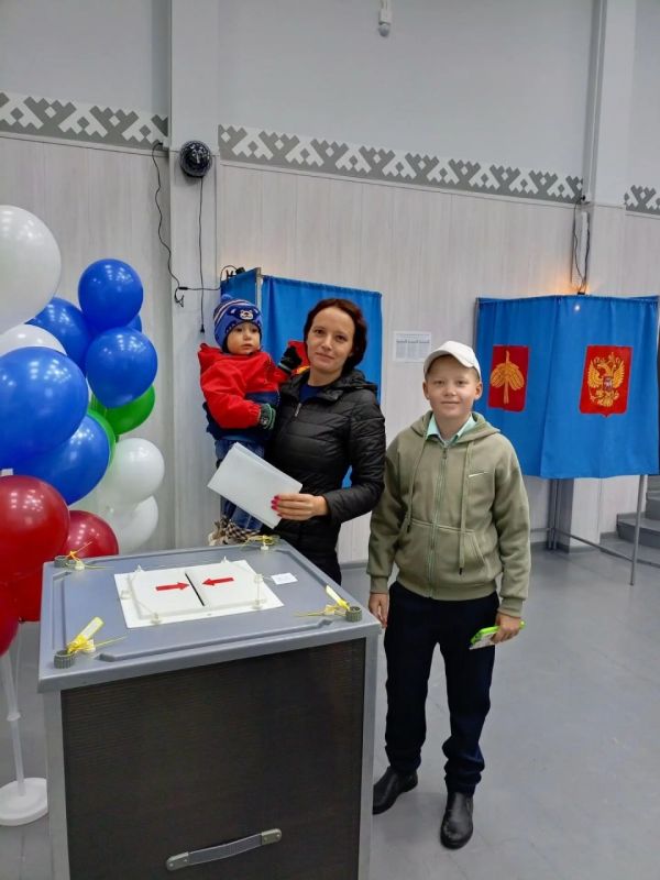 На избирательные участки приходят целыми семьями На избирательные участки приходят целыми семьями
