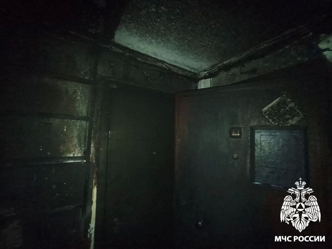 За #ДежурныеСутки огнеборцы Республики Коми ликвидировали возгорание в подъезде многоквартирного жилого дома по улице Быковского в городе Сыктывкар За #ДежурныеСутки огнеборцы Республики Коми ликвидировали возгорание в подъезде многоквартирного жилого дома по улице Быковского в городе Сыктывкар