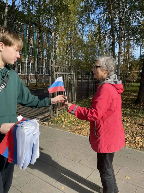 Сегодня на избирательных участках Сыктывкара прошла акция: всем желающим раздавали флажки с российским триколором на память Сегодня на избирательных участках Сыктывкара прошла акция: всем желающим раздавали флажки с российским триколором на память