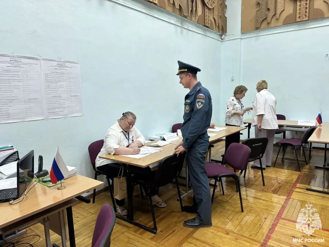 Выбираем безопасность. В дни голосования сотрудники МЧС России совместно с избирательными комиссиями обеспечивают пожарную безопасность на избирательных участках Выбираем безопасность. В дни голосования сотрудники МЧС России совместно с избирательными комиссиями обеспечивают пожарную безопасность на избирательных участках