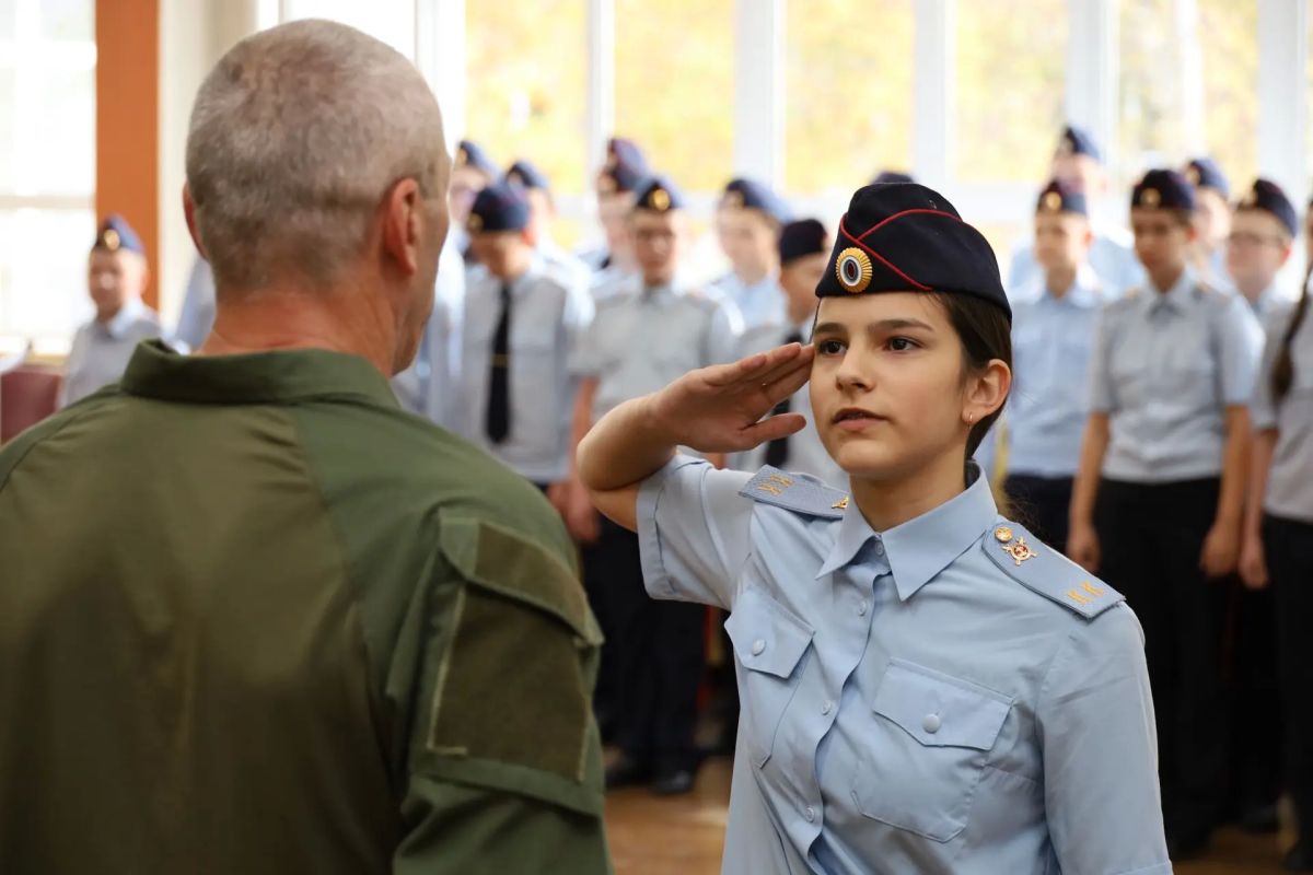 В Сыктывкаре сотрудники полиции приняли участие в построении кадетских классов и наградили победителей творческого конкурса В Сыктывкаре сотрудники полиции приняли участие в построении кадетских классов и наградили победителей творческого конкурса