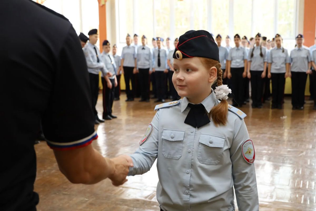 В Сыктывкаре сотрудники полиции приняли участие в построении кадетских классов и наградили победителей творческого конкурса В Сыктывкаре сотрудники полиции приняли участие в построении кадетских классов и наградили победителей творческого конкурса
