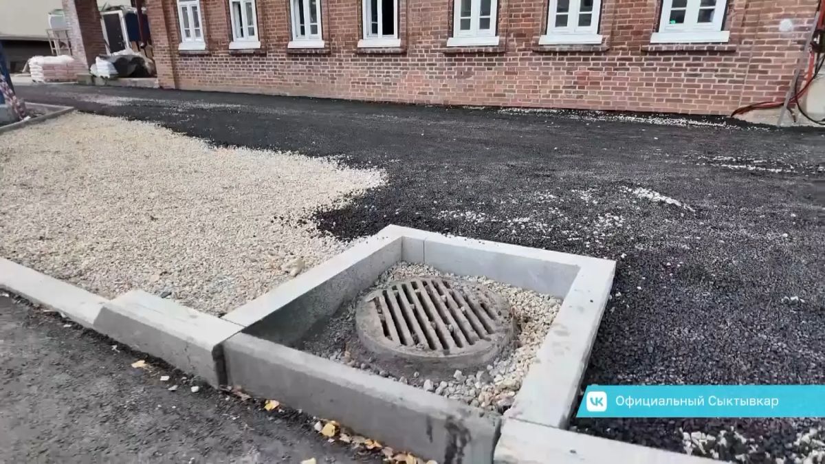 На улице Интернациональной в Сыктывкаре продолжается ремонт дороги и тротуара На улице Интернациональной в Сыктывкаре продолжается ремонт дороги и тротуара