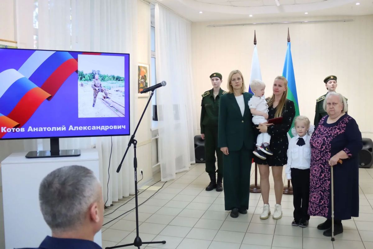 В Сыктывкаре прошла церемония передачи государственных наград семьям героев, погибших в ходе специальной военной операции В Сыктывкаре прошла церемония передачи государственных наград семьям героев, погибших в ходе специальной военной операции