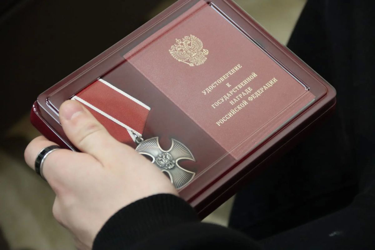 В Сыктывкаре прошла церемония передачи государственных наград семьям героев, погибших в ходе специальной военной операции В Сыктывкаре прошла церемония передачи государственных наград семьям героев, погибших в ходе специальной военной операции