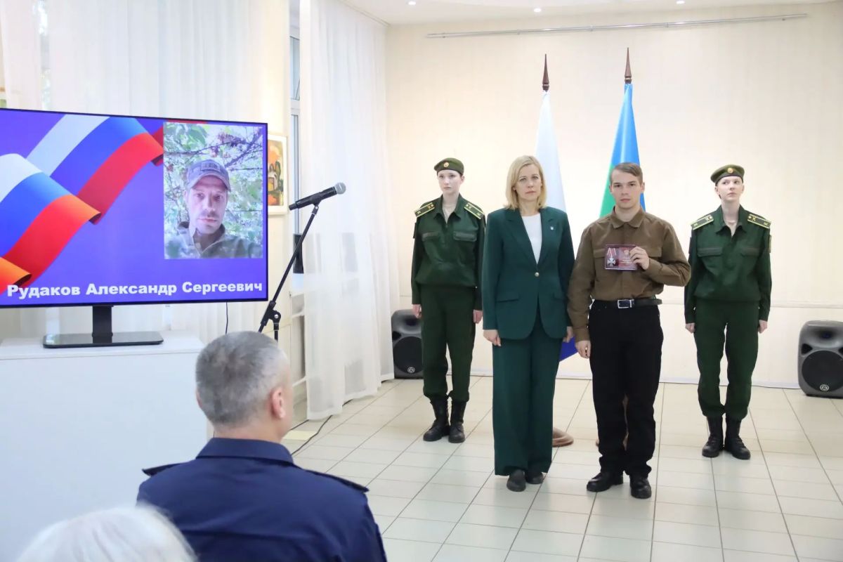 В Сыктывкаре прошла церемония передачи государственных наград семьям героев, погибших в ходе специальной военной операции В Сыктывкаре прошла церемония передачи государственных наград семьям героев, погибших в ходе специальной военной операции