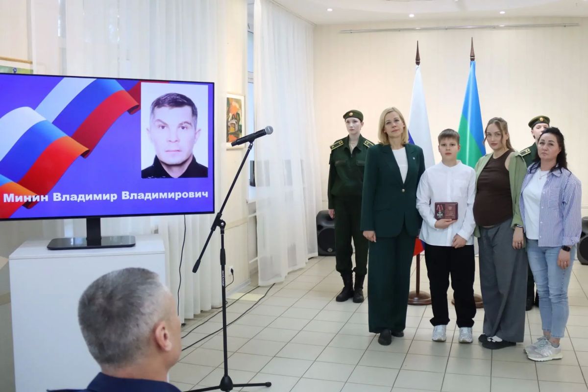 В Сыктывкаре прошла церемония передачи государственных наград семьям героев, погибших в ходе специальной военной операции В Сыктывкаре прошла церемония передачи государственных наград семьям героев, погибших в ходе специальной военной операции