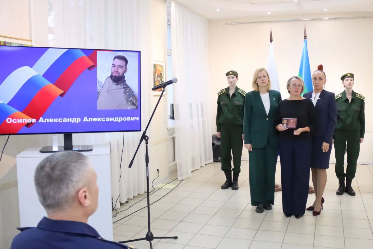 В Сыктывкаре прошла церемония передачи государственных наград семьям героев, погибших в ходе специальной военной операции В Сыктывкаре прошла церемония передачи государственных наград семьям героев, погибших в ходе специальной военной операции