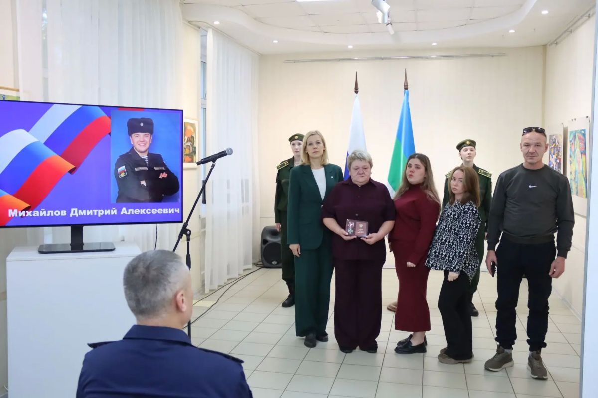 В Сыктывкаре прошла церемония передачи государственных наград семьям героев, погибших в ходе специальной военной операции В Сыктывкаре прошла церемония передачи государственных наград семьям героев, погибших в ходе специальной военной операции