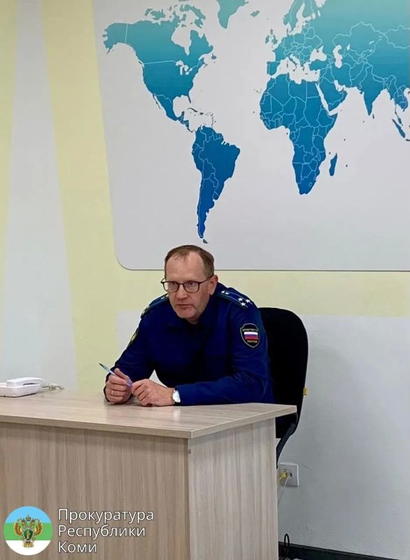 В преддверии дня пожилых людей прокурор Сыктывкара Павел Якимов провел выездной личный прием в ГБУ РК «Тентюковский дом социального обслуживания» В преддверии дня пожилых людей прокурор Сыктывкара Павел Якимов провел выездной личный прием в ГБУ РК «Тентюковский дом социального обслуживания»