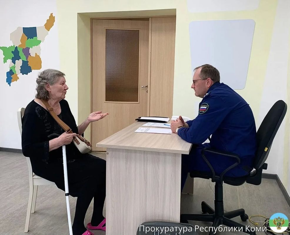 В преддверии дня пожилых людей прокурор Сыктывкара Павел Якимов провел выездной личный прием в ГБУ РК «Тентюковский дом социального обслуживания» В преддверии дня пожилых людей прокурор Сыктывкара Павел Якимов провел выездной личный прием в ГБУ РК «Тентюковский дом социального обслуживания»