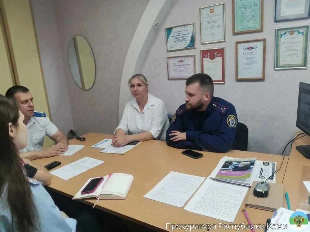 Заместитель прокурора Троицко-Печорского района Алексей Макаров из студии управления образования района совместно с руководителями правоохранительных органов принял участие в совещании с представителями образовательных... Заместитель прокурора Троицко-Печорского района Алексей Макаров из студии управления образования района совместно с руководителями правоохранительных органов принял участие в совещании с представителями образовательных...