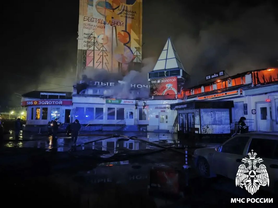 Сотрудники МЧС России ликвидируют пожар в торговом центре в Воркуте Сотрудники МЧС России ликвидируют пожар в торговом центре в Воркуте