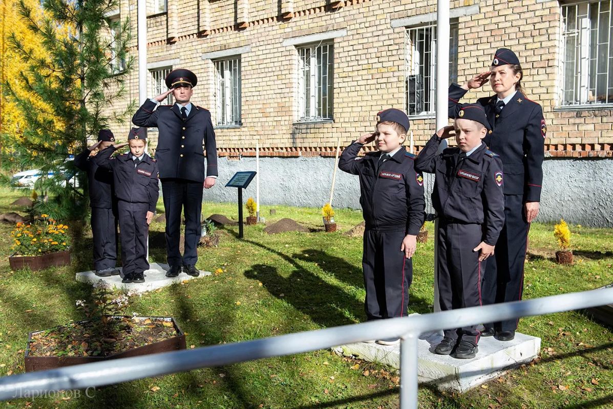 На территории ОМВД России «Сосногорский» заложена «Аллея преемственности поколений» На территории ОМВД России «Сосногорский» заложена «Аллея преемственности поколений»