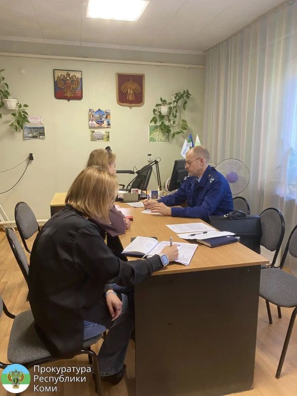 Прокурор г. Ухты Роман Сарвилин с участием представителей УЖКХ администрации МО «Ухта» посетил отдаленный населенный пункт в границах муниципального образования - п. Боровой, где в рамках контроля хода подготовки к... Прокурор г. Ухты Роман Сарвилин с участием представителей УЖКХ администрации МО «Ухта» посетил отдаленный населенный пункт в границах муниципального образования - п. Боровой, где в рамках контроля хода подготовки к...