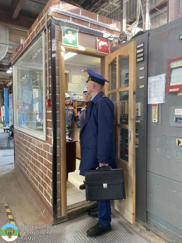Прокурор г. Ухты Роман Сарвилин с участием представителей УЖКХ администрации МО «Ухта» посетил отдаленный населенный пункт в границах муниципального образования - п. Боровой, где в рамках контроля хода подготовки к... Прокурор г. Ухты Роман Сарвилин с участием представителей УЖКХ администрации МО «Ухта» посетил отдаленный населенный пункт в границах муниципального образования - п. Боровой, где в рамках контроля хода подготовки к...