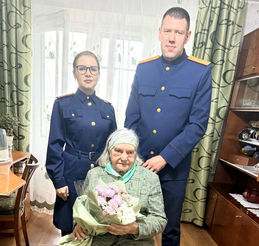 Сотрудники следственного управления по Республике Коми посетили ветеранов в честь Дня пожилых людей Сотрудники следственного управления по Республике Коми посетили ветеранов в честь Дня пожилых людей
