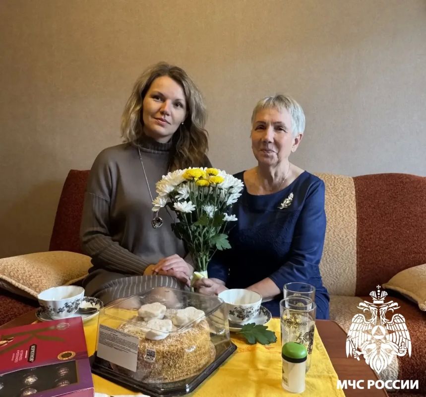 Сердцем молодые. Сотрудники МЧС России поздравили ветеранов пожарной охраны и гражданской обороны, а также членов семей погибших пожарных с Днем пожилых людей Сердцем молодые. Сотрудники МЧС России поздравили ветеранов пожарной охраны и гражданской обороны, а также членов семей погибших пожарных с Днем пожилых людей