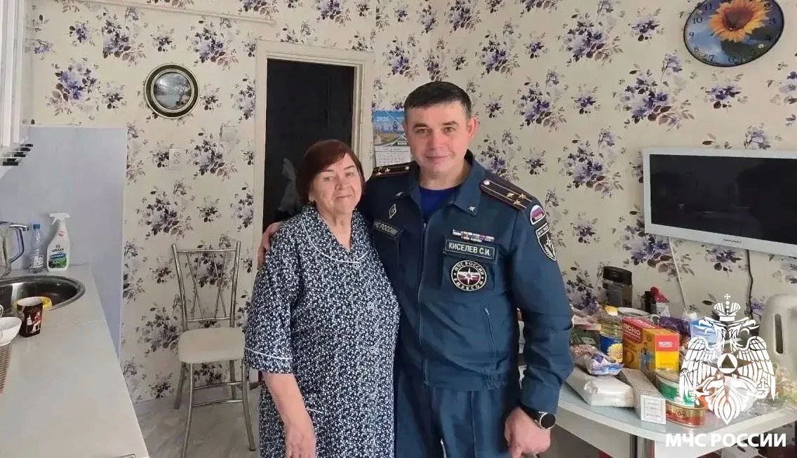 Сердцем молодые. Сотрудники МЧС России поздравили ветеранов пожарной охраны и гражданской обороны, а также членов семей погибших пожарных с Днем пожилых людей