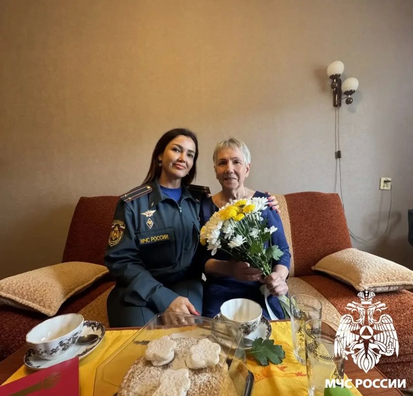Сердцем молодые. Сотрудники МЧС России поздравили ветеранов пожарной охраны и гражданской обороны, а также членов семей погибших пожарных с Днем пожилых людей Сердцем молодые. Сотрудники МЧС России поздравили ветеранов пожарной охраны и гражданской обороны, а также членов семей погибших пожарных с Днем пожилых людей