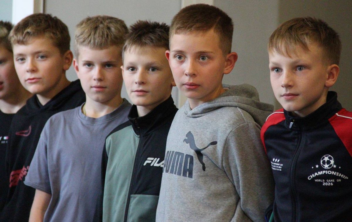 В Сыктывкаре полицейские и общественники провели антинаркотическую беседу с юными футболистами В Сыктывкаре полицейские и общественники провели антинаркотическую беседу с юными футболистами
