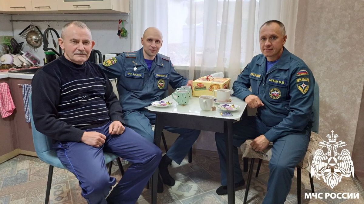 Сердцем молодые. Сотрудники МЧС России поздравили ветеранов пожарной охраны и гражданской обороны, а также членов семей погибших пожарных с Днем пожилых людей Сердцем молодые. Сотрудники МЧС России поздравили ветеранов пожарной охраны и гражданской обороны, а также членов семей погибших пожарных с Днем пожилых людей
