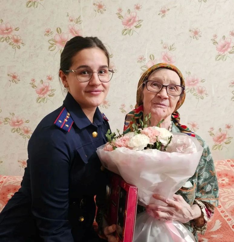 Сотрудники следственного управления по Республике Коми посетили ветеранов в честь Дня пожилых людей Сотрудники следственного управления по Республике Коми посетили ветеранов в честь Дня пожилых людей