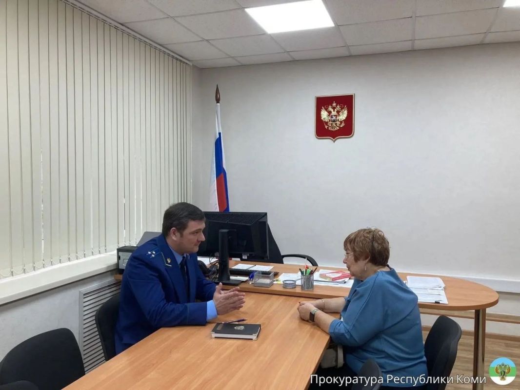 В преддверии Международного дня пожилых людей прокурор г. Инты Борис Игнатов провел рабочую встречу с исполняющим обязанности руководителя местной организации ветеранов города Натальей Федосеевой