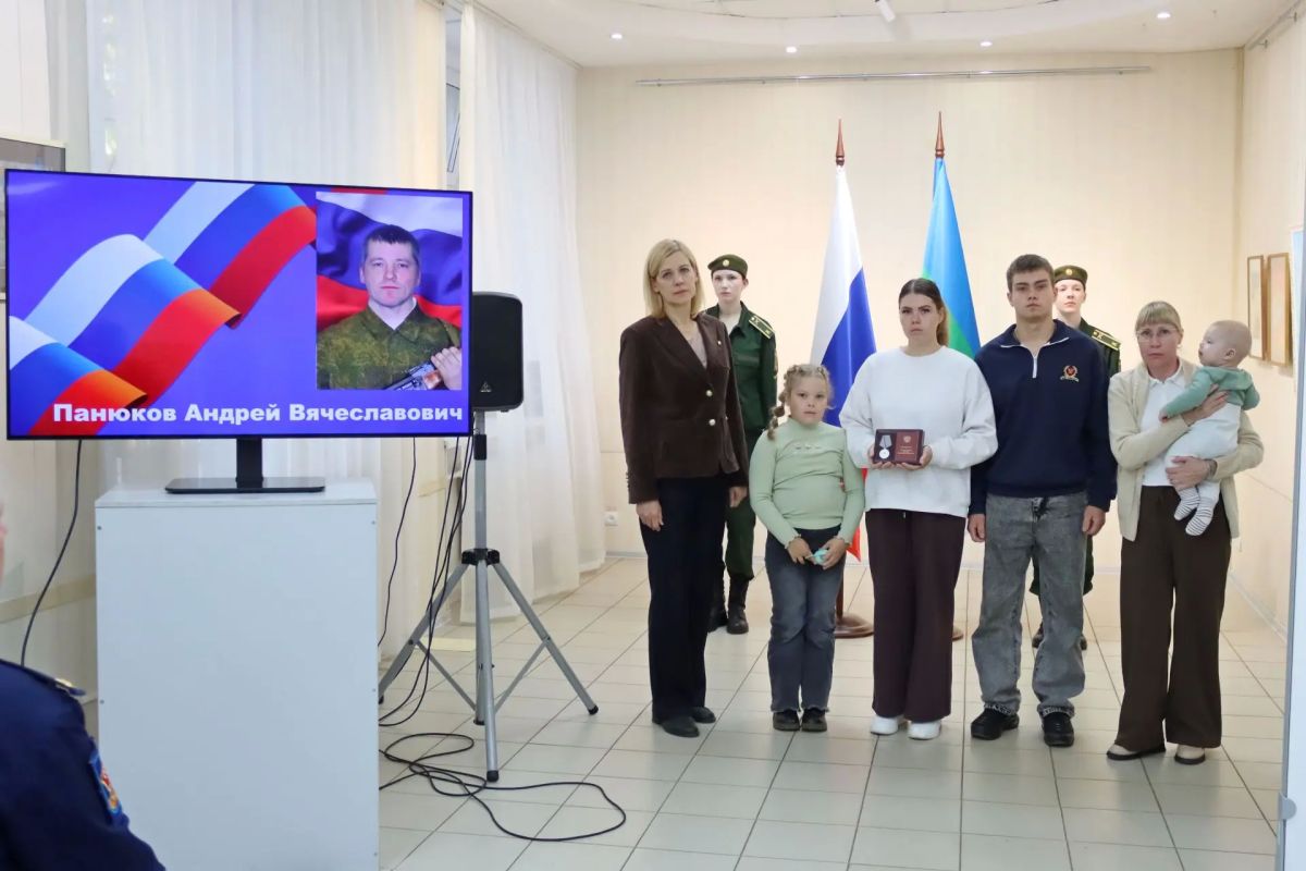 В Сыктывкаре прошла церемония передачи государственных наград семьям героев, погибших в ходе специальной военной операции В Сыктывкаре прошла церемония передачи государственных наград семьям героев, погибших в ходе специальной военной операции