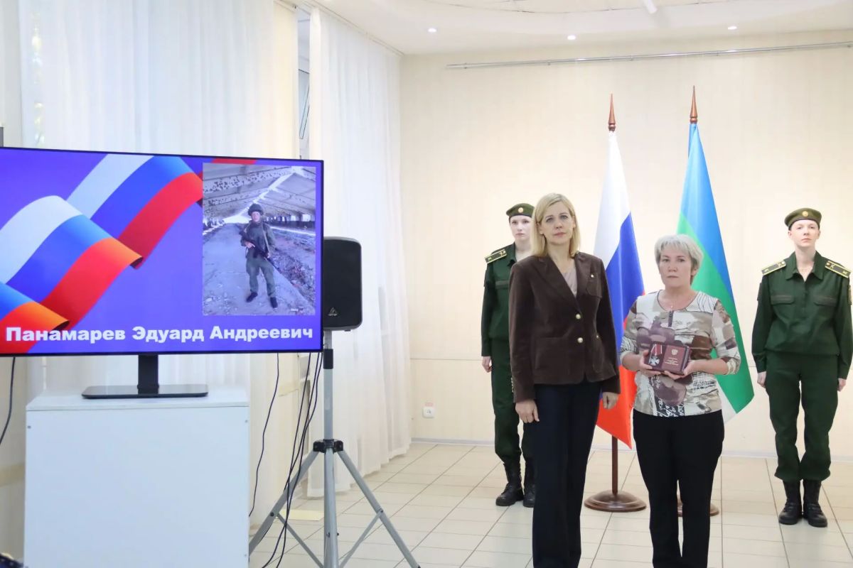 В Сыктывкаре прошла церемония передачи государственных наград семьям героев, погибших в ходе специальной военной операции В Сыктывкаре прошла церемония передачи государственных наград семьям героев, погибших в ходе специальной военной операции