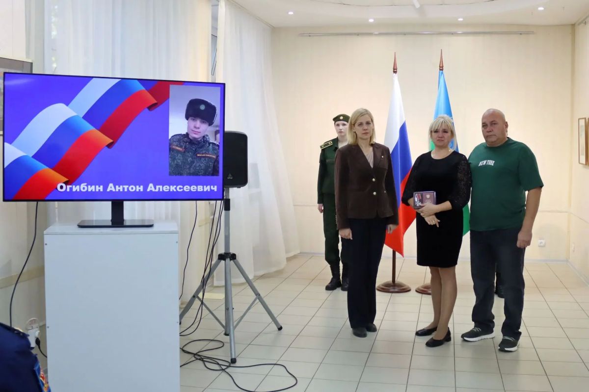 В Сыктывкаре прошла церемония передачи государственных наград семьям героев, погибших в ходе специальной военной операции В Сыктывкаре прошла церемония передачи государственных наград семьям героев, погибших в ходе специальной военной операции