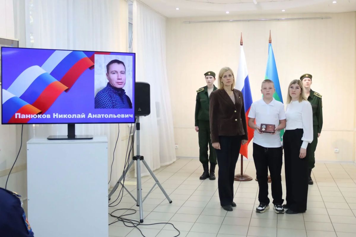 В Сыктывкаре прошла церемония передачи государственных наград семьям героев, погибших в ходе специальной военной операции В Сыктывкаре прошла церемония передачи государственных наград семьям героев, погибших в ходе специальной военной операции
