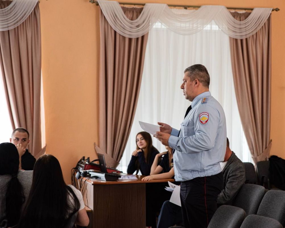 В Ухте полицейские и общественники провели профилактические встречи со школьниками и студентами В Ухте полицейские и общественники провели профилактические встречи со школьниками и студентами