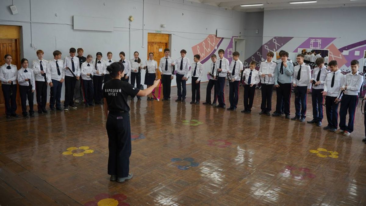 Полицейские и общественники организовали профилактическое занятие для полицейских-кадетов сыктывкарской школы Полицейские и общественники организовали профилактическое занятие для полицейских-кадетов сыктывкарской школы