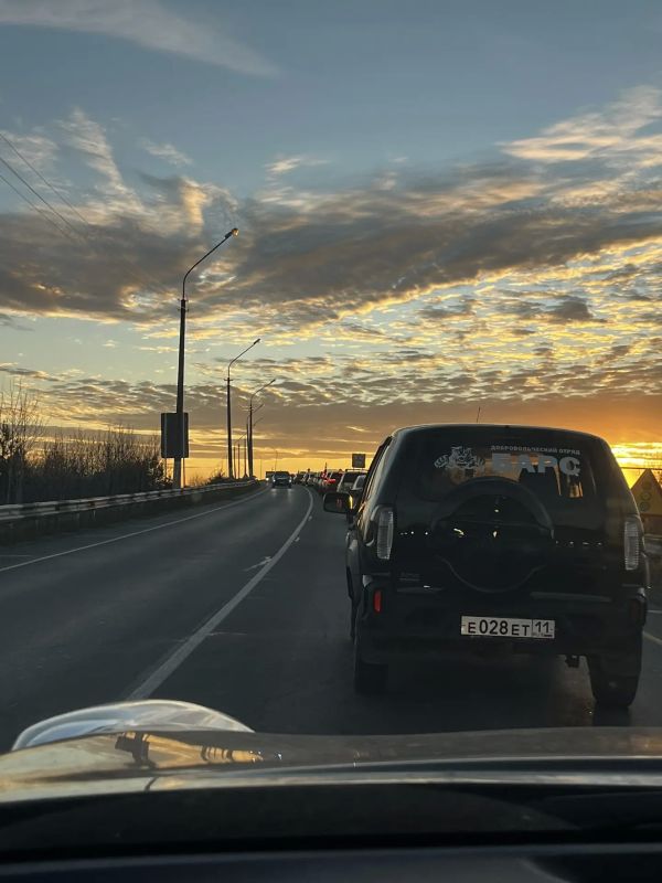 Огромные пробки на пути к краснозатонскому мосту