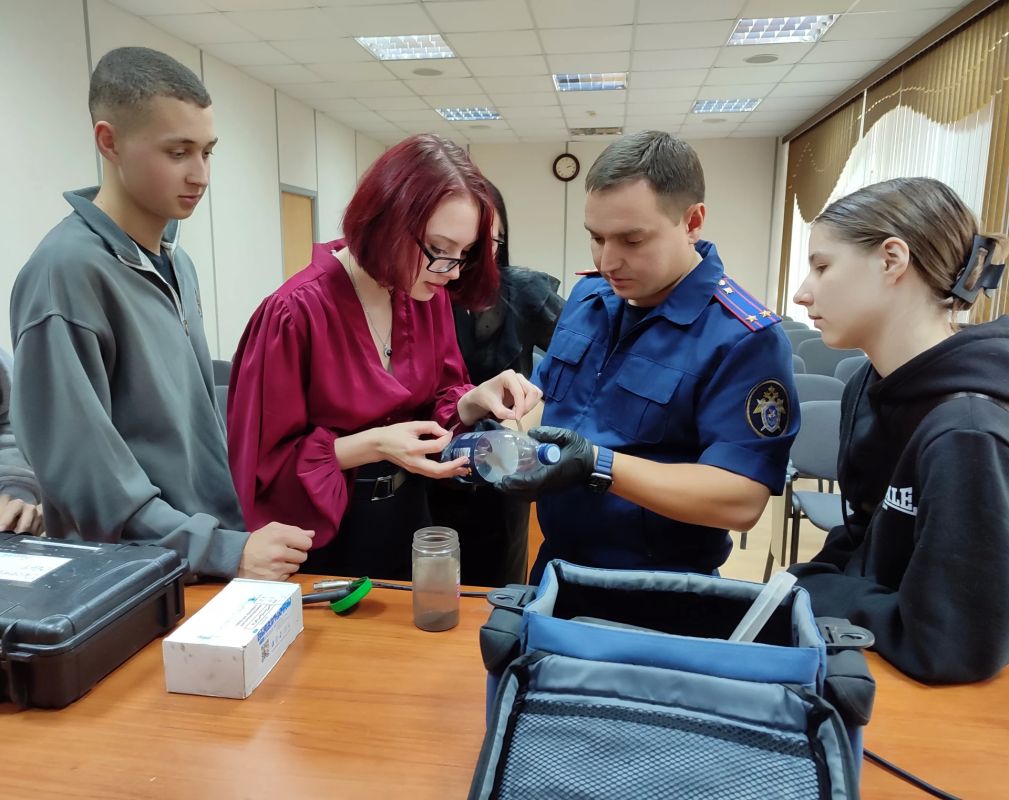Сотрудники следственного управления провели занятие со студентами