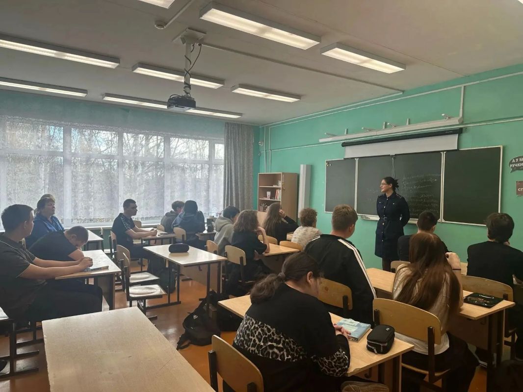 В Сыктывкаре, Ухте, Инте, Воркуте, Сыктывдинском и Княжпогостском районах следователи СК провели профилактические мероприятия со школьниками В Сыктывкаре, Ухте, Инте, Воркуте, Сыктывдинском и Княжпогостском районах следователи СК провели профилактические мероприятия со школьниками
