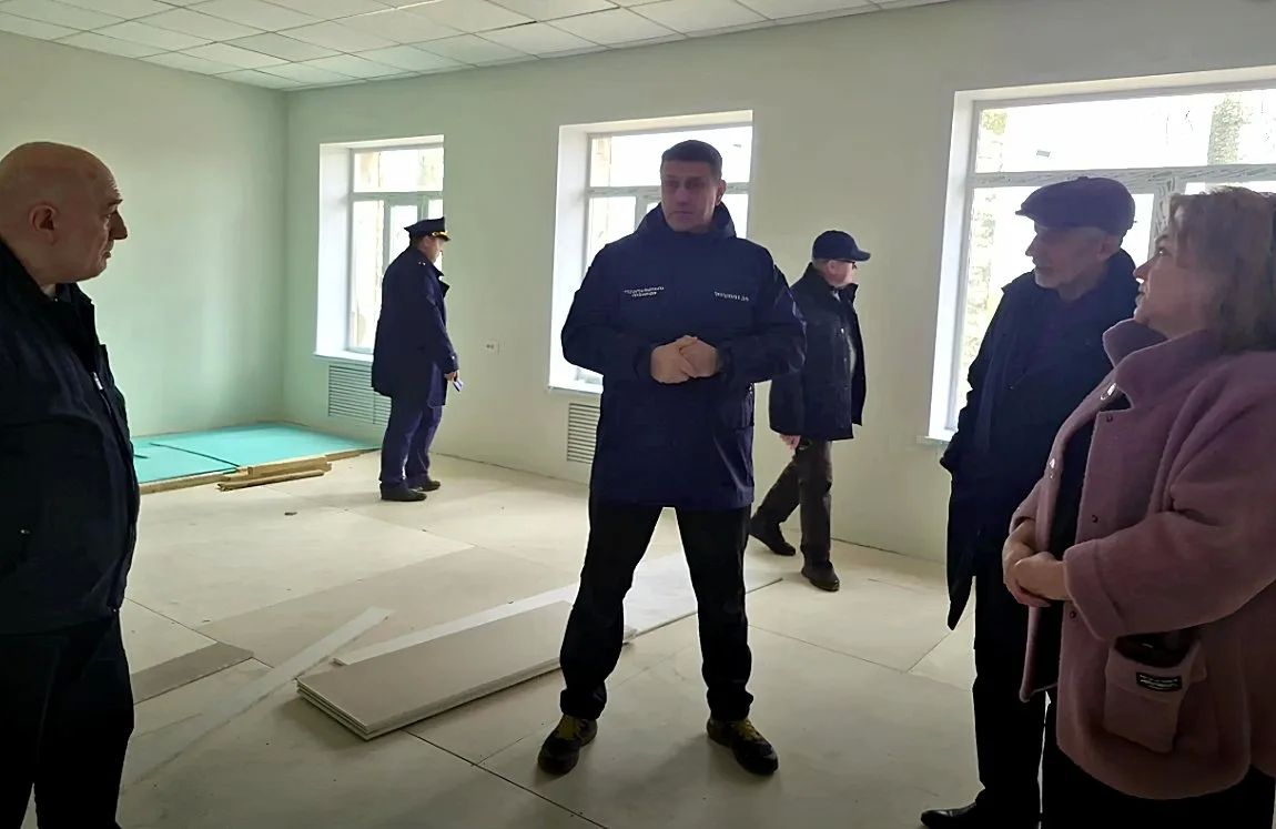 Председатель Правительства Коми Дмитрий Братыненко проинспектировал ход капитального ремонта школы в Гурьевке Прилузского района Председатель Правительства Коми Дмитрий Братыненко проинспектировал ход капитального ремонта школы в Гурьевке Прилузского района