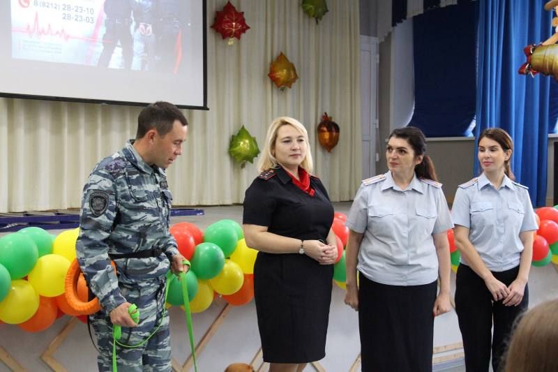 Полицейские и общественники провели профилактическую беседу со школьниками Сыктывкара