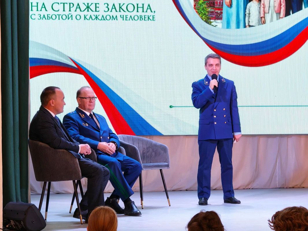 Сегодня прокурор Республики Коми Николай Егоров принял участие в презентации книги «Разговор о важном: Прокуратура России на страже закона, с заботой о каждом человеке», соавтором которой является начальник отдела кадров... Сегодня прокурор Республики Коми Николай Егоров принял участие в презентации книги «Разговор о важном: Прокуратура России на страже закона, с заботой о каждом человеке», соавтором которой является начальник отдела кадров...