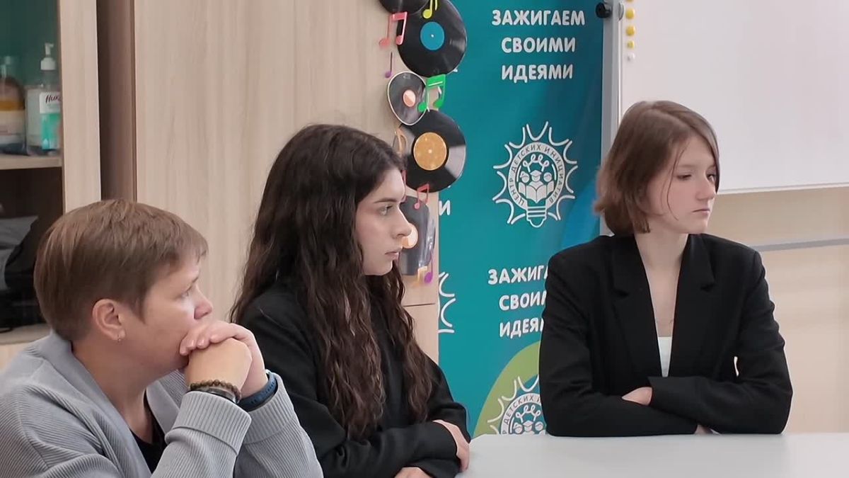 Максим Мартышин: Провёл встречу с учителями и старшеклассниками