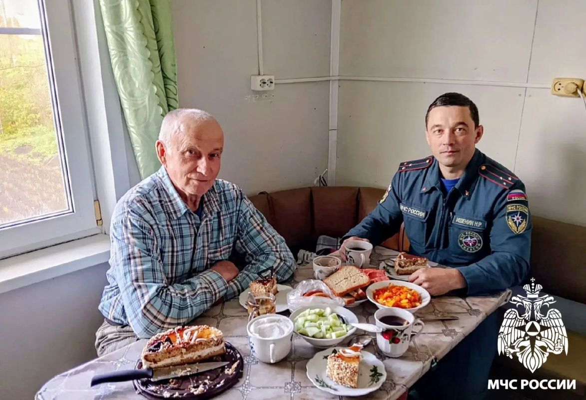 О ветеранах не забываем. Чтобы лично поздравить с 94-й годовщиной образования гражданской обороны сотрудники МЧС России по Республике Коми навестили ветеранов службы во всех районах республики О ветеранах не забываем. Чтобы лично поздравить с 94-й годовщиной образования гражданской обороны сотрудники МЧС России по Республике Коми навестили ветеранов службы во всех районах республики