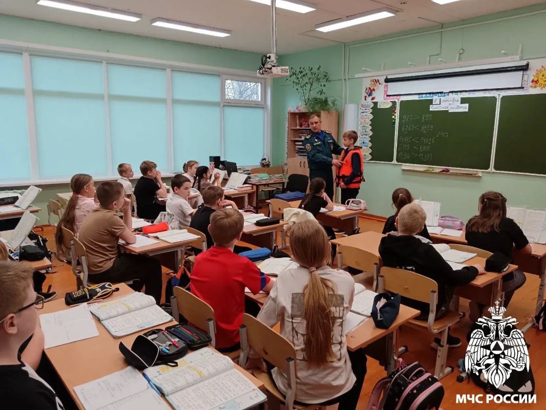 Учимся с МЧС России!. Сотрудники ГИМС МЧС России провели важный урок безопасности для учеников школы №1 города Емвы Учимся с МЧС России!. Сотрудники ГИМС МЧС России провели важный урок безопасности для учеников школы №1 города Емвы